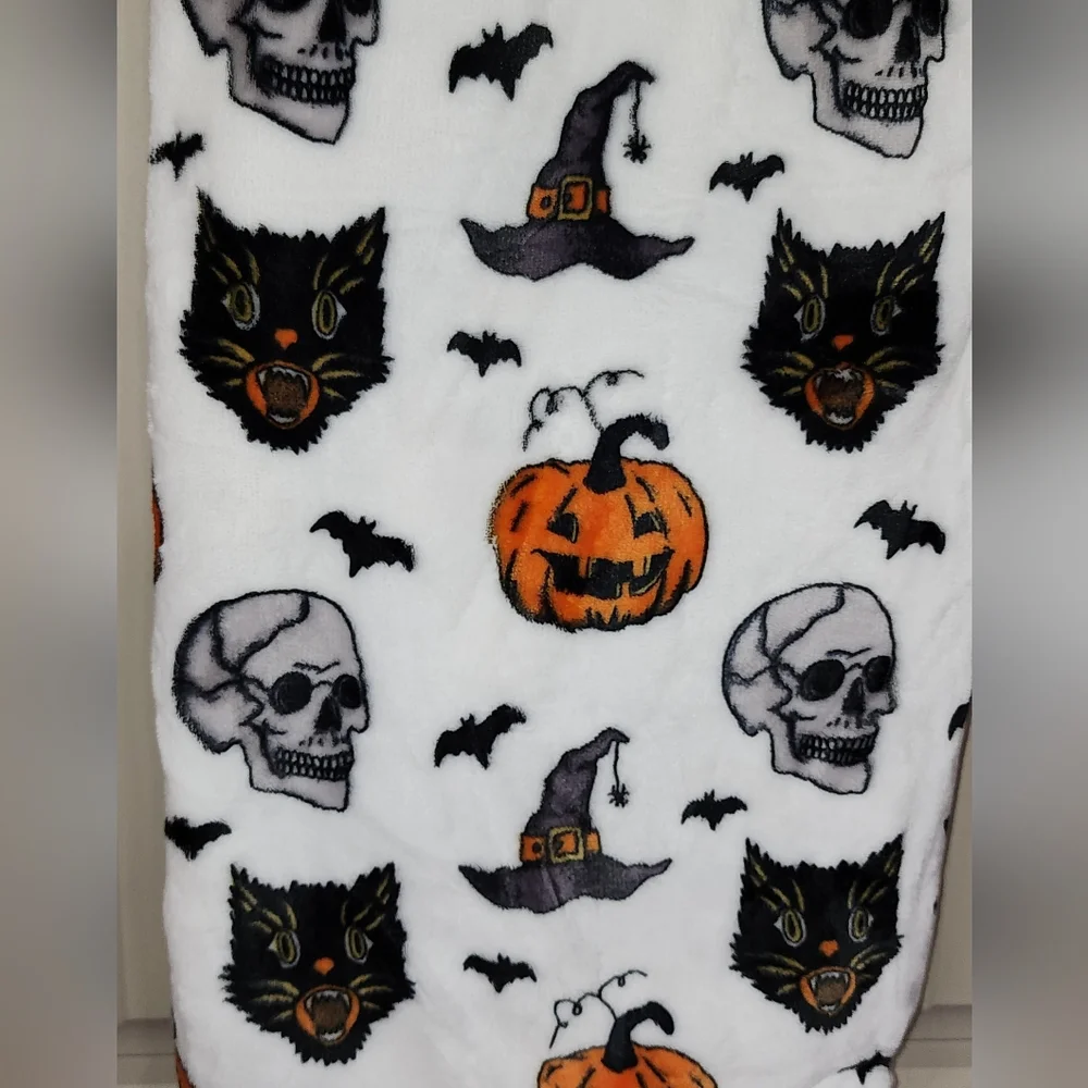 Retro Halloween Throw Blanket w/Black Cat, Skull, Pumpkin & Witch Hat, Bat